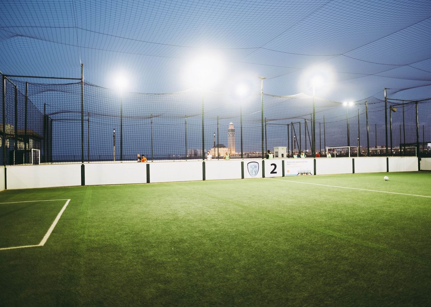 Cancha sintética de Canchas El Ejemplo iluminada de noche