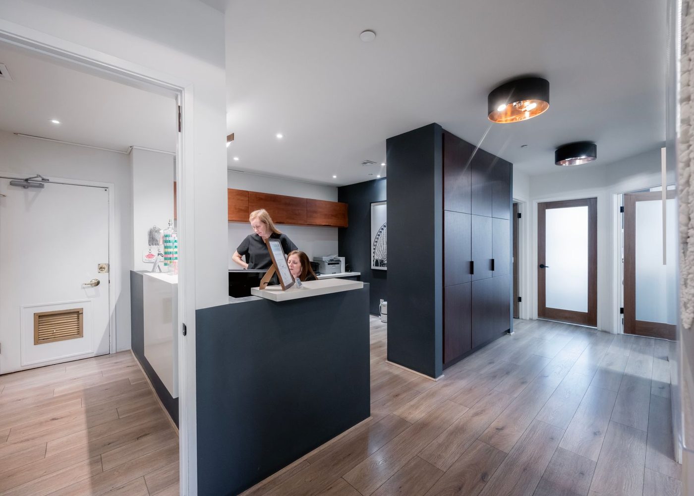 Recepción de la clínica con la sala de espera