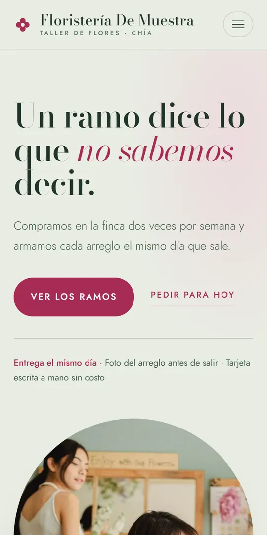 Muestra de ejemplo de la página de una floristería, vista en un celular.